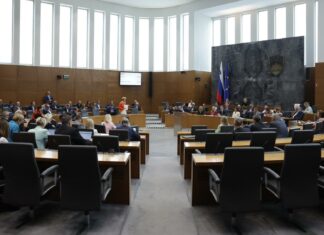 Predlog vlade v nastajanju: testiranje poslancev na droge bo obvezno. Levi politični vrh se s tem ne strinja.