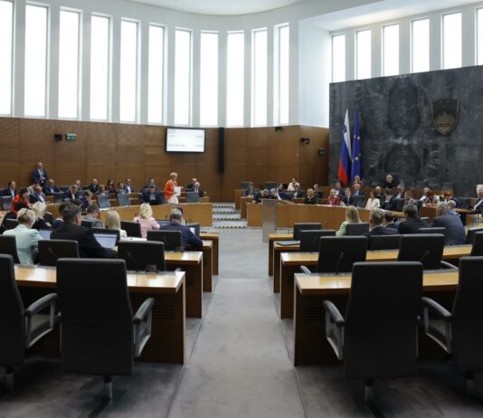 Predlog vlade v nastajanju: testiranje poslancev na droge bo obvezno. Levi politični vrh se s tem ne strinja.