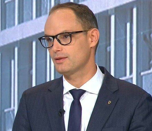 RTV kot pralnica leve ideologije: kako je Logar novinarju zavezal jezik? Ne prezrite tega posnetka!