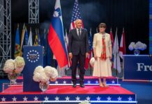 Janša na slovesnosti pri veleposlanici ZDA, ob robu dogodka pa tudi na pogovoru z očetom Melanie Trump