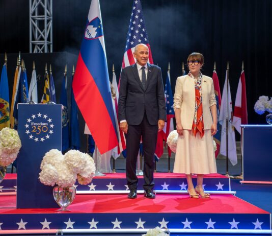 Janša na slovesnosti pri veleposlanici ZDA, ob robu dogodka pa tudi na pogovoru z očetom Melanie Trump