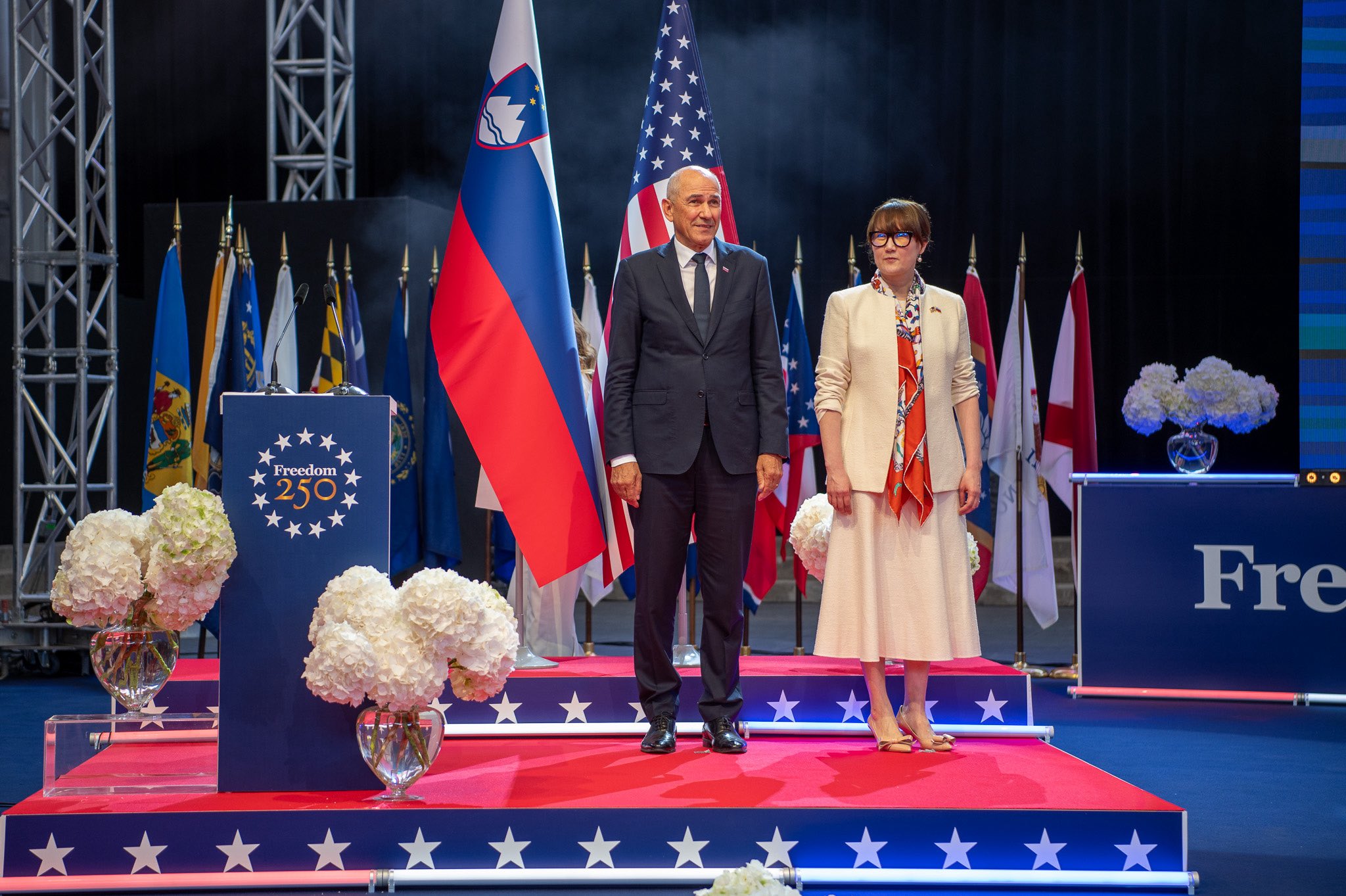Janša na slovesnosti pri veleposlanici ZDA, ob robu dogodka pa tudi na pogovoru z očetom Melanie Trump
