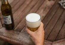 Hladno pivo rešuje žejo poleti? Strokovnjaki pravijo: pozor, past!
