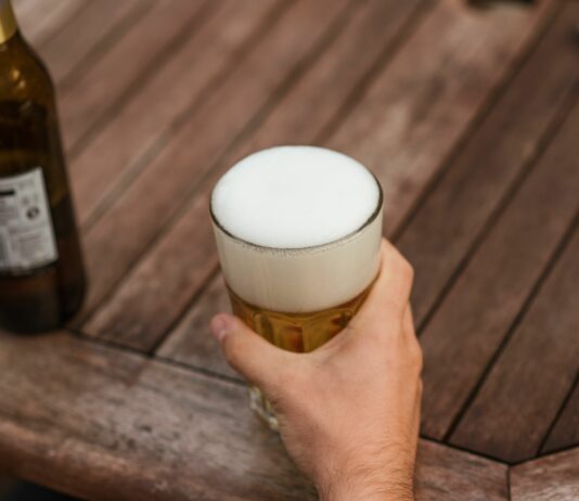 Hladno pivo rešuje žejo poleti? Strokovnjaki pravijo: pozor, past!