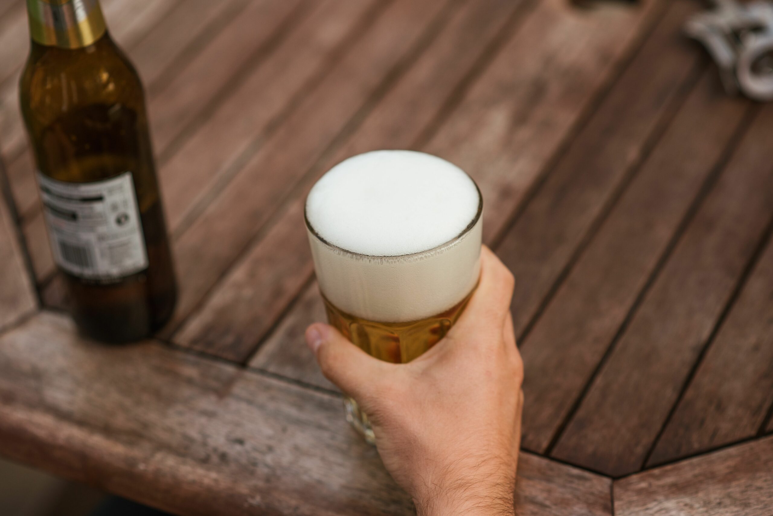 Hladno pivo rešuje žejo poleti? Strokovnjaki pravijo: pozor, past!