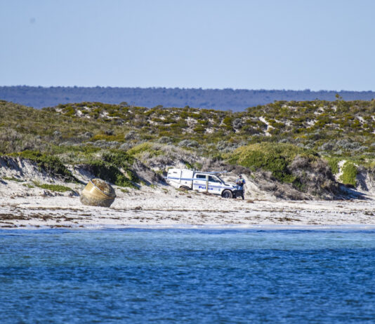 Vesoljski odpadki na plaži v Queenslandu: Ali so kovinske krogle del rakete?