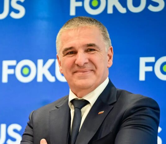 Lotrič udaril nazaj: Bratuškovo ovadili zaradi preiskave FOKUS-a, medtem ko njo spremljajo težki očitki o milijonih
