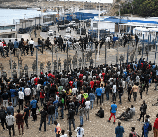 Ceuta še vedno pod pritiskom, govora pa je že o novem valu: na tisoče migrantov ostaja v mestu, sistem poka po šivih, oblasti pa se prepirajo celo o številkah