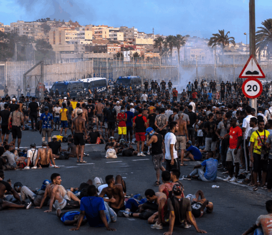 Ceuta pod pritiskom: migranti preplavili ulice, koliko se jih bo zares vrnilo?
