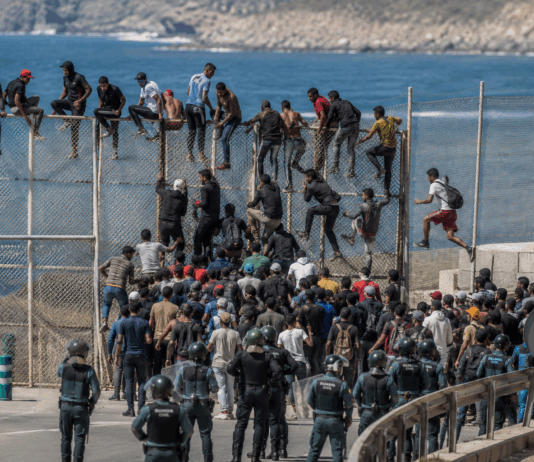 ZAKAJ LEVE VLADE POPUŠČAJO PRI NEZAKONITIH MIGRACIJAH?