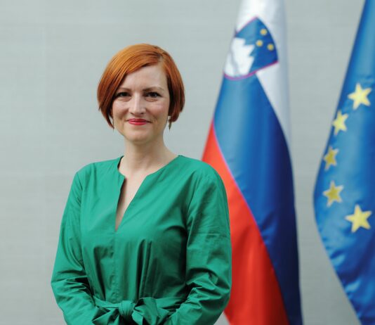 Po odhodu Aste Vrečko na ministrstvu ostala milijonska luknja: kdo bo plačal račune in kaj bo storila nova ministrica?