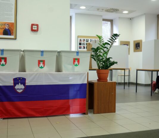 Več kot 100.000 tujcev izgublja pravico glasovanja na lokalnih volitvah – a le, če nimajo slovenskega državljanstva ali državljanstva druge članice EU volitve, nova zakonodaja - tujci - chat gpt