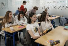 Poljska potegnila črto: Otrokom od danes prepovedani telefoni v šolah, država se je odločila udariti po digitalni zasvojenosti Poljska, chat gpt