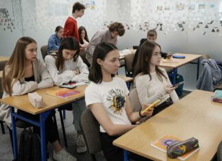 Poljska potegnila črto: Otrokom od danes prepovedani telefoni v šolah, država se je odločila udariti po digitalni zasvojenosti Poljska, chat gpt