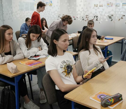 Poljska potegnila črto: Otrokom od danes prepovedani telefoni v šolah, država se je odločila udariti po digitalni zasvojenosti Poljska, chat gpt
