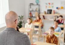 Kadrovski alarm v šolah in vrtcih: kdo bo še učil in vzgajal naše otroke?