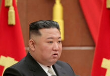 Umrl je Kim Jong-un? Govorice o možganski krvavitvi in smrti v Pekingu https://s.france24.com/media/display/85ad897e-c6af-11ed-8453-005056bfb2b6/w:1280/p:1x1/2023-03-16T222957Z_1637088611_RC2ALZ9AUA1X_RTRMADP_3_NORTHKOREA-MISSILES.jpg