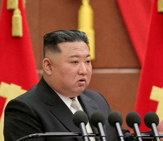 Umrl je Kim Jong-un? Govorice o možganski krvavitvi in smrti v Pekingu https://s.france24.com/media/display/85ad897e-c6af-11ed-8453-005056bfb2b6/w:1280/p:1x1/2023-03-16T222957Z_1637088611_RC2ALZ9AUA1X_RTRMADP_3_NORTHKOREA-MISSILES.jpg