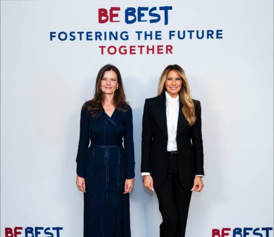 Slovenska lepota v New Yorku – kaj je povedala Urška Bačovnik Janša po srečanju z Melanio Trump? Bačovnik Janša Urška in Melania Trump, vladni profil RS