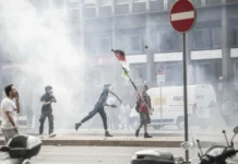 Kaos v središču Milana: barikade, ogenj in krvavi spopadi protestnikov in policije https://nova24tv.si/wp-content/uploads/2025/09/AFP__20250922__AA_22092025_2435501__v1__MidRes__ItalyFacesNationwideStrikeOverGaza.jpg