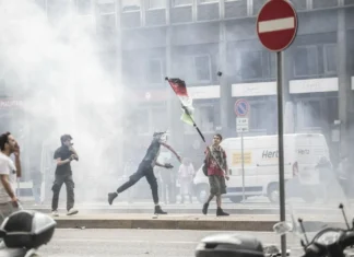 Kaos v središču Milana: barikade, ogenj in krvavi spopadi protestnikov in policije https://nova24tv.si/wp-content/uploads/2025/09/AFP__20250922__AA_22092025_2435501__v1__MidRes__ItalyFacesNationwideStrikeOverGaza.jpg