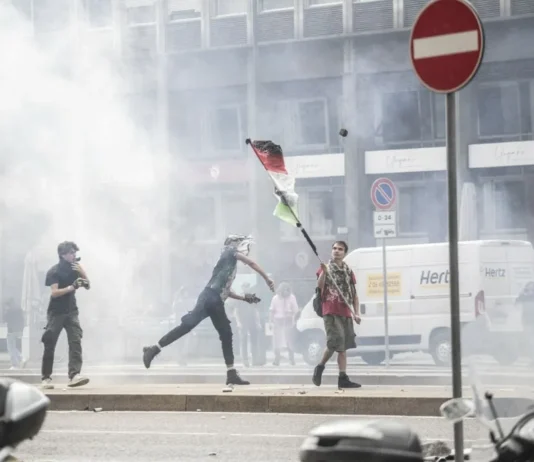 Kaos v središču Milana: barikade, ogenj in krvavi spopadi protestnikov in policije https://nova24tv.si/wp-content/uploads/2025/09/AFP__20250922__AA_22092025_2435501__v1__MidRes__ItalyFacesNationwideStrikeOverGaza.jpg